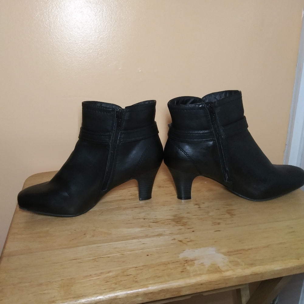 Laura Scott Black Leather Side Zip Up Ankle Boots